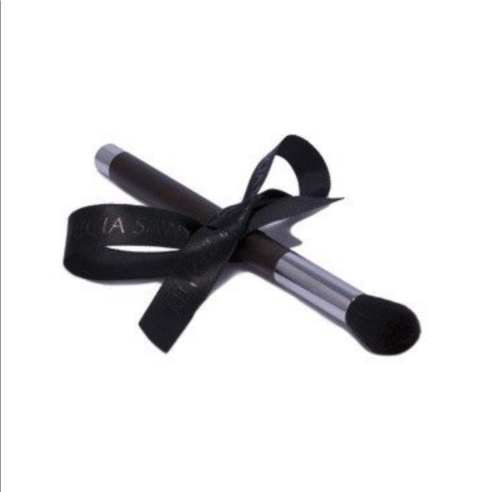 NWT Tricia Sawyer Foundation Brush
